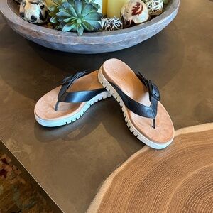 Vionic Black and Tan Flip-Flops